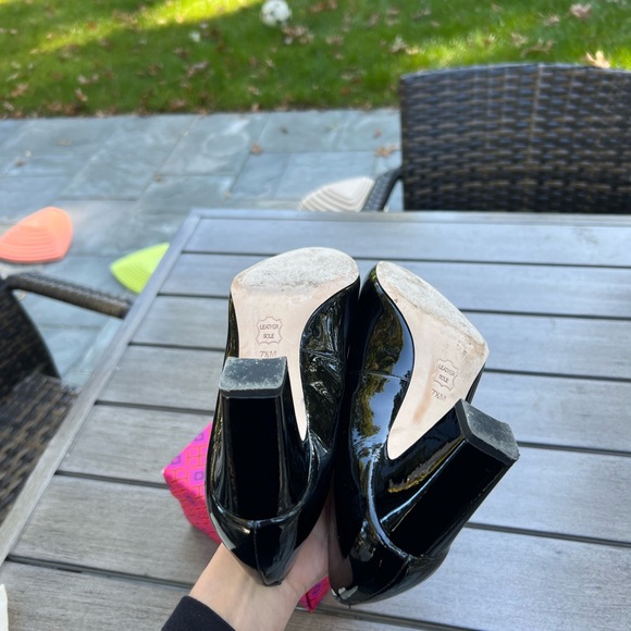 Tory Burch Raleigh 70MM Pump. Black Patent Leather. Gold Medallion. Size 7.5 EUC - Picture 7 of 9
